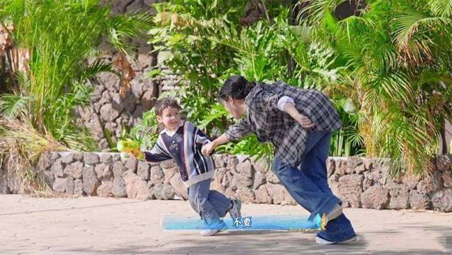 王鹤棣问沈月带小孩咋样 友情破冰瞬间