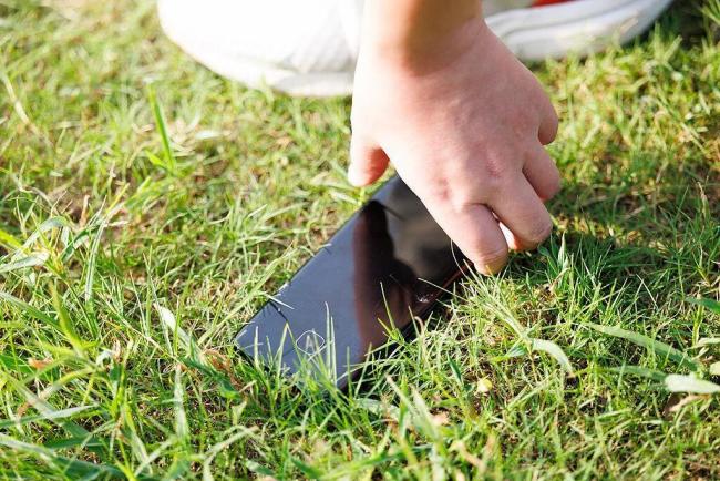 女子捡到手机解不开密码丢草丛被判赔 拾金不昧的法律底线