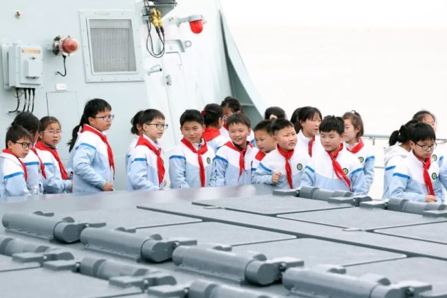 泰州舰穿越常泰大桥回到母亲城 载誉归桑梓