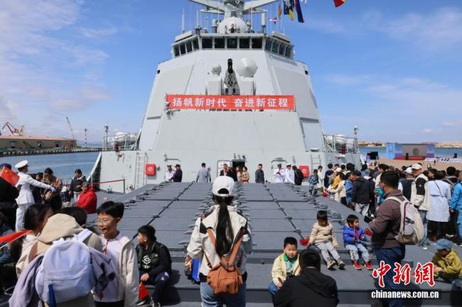 民众赴青岛感受海军发展壮大 舰艇开放吸引参观热潮