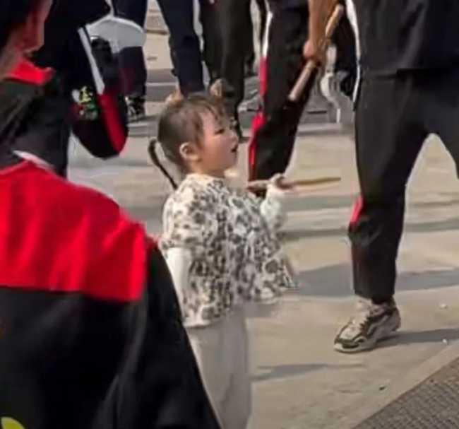 英歌舞小女孩与官兵齐跳“中华战舞”：又猛又萌引爆网络