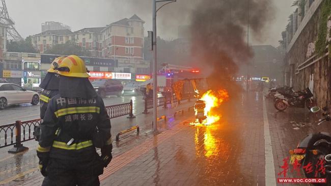 电动车突发自燃火光冲天