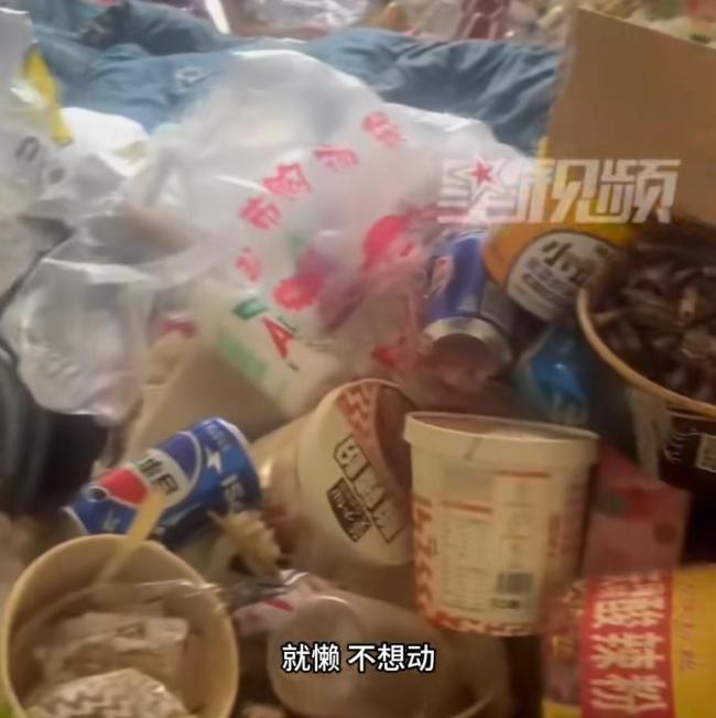 上海一出租屋内垃圾成山 租客懒惰引发热议