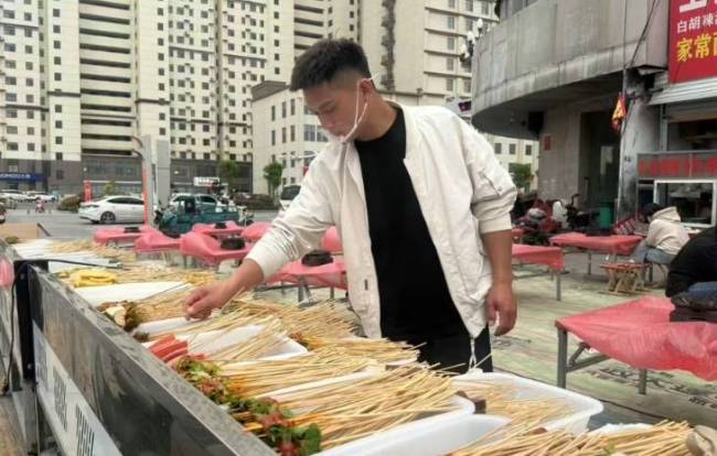 大喊不用结账的摊主爆单了 暖心善举获赞