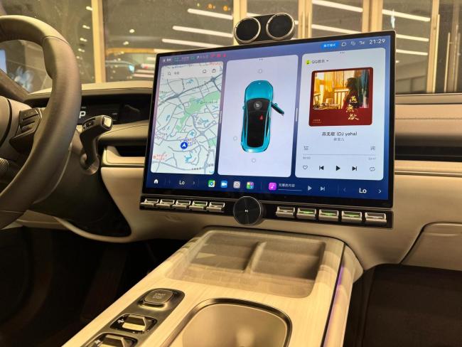 王传福车展来华为超充展台交流 智能化转型加速