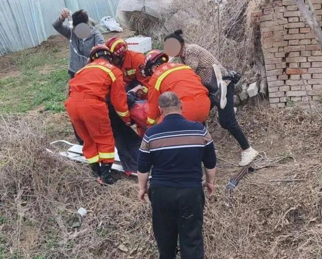 男子爬树摘香椿被卡倒挂7个多小时 消防紧急救援