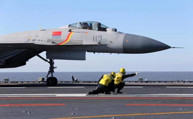 歼15挂弹起飞 硬刚外军航母编队 南海实战反制