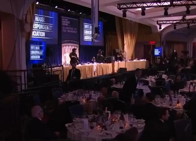 记者亲述白宫晚宴枪击现场 特朗普淡定应对突发事件