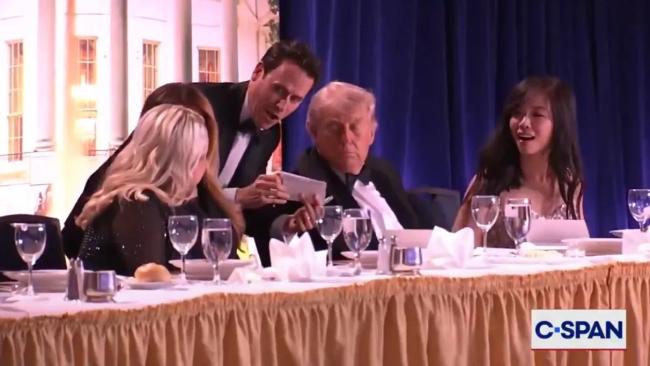 记者亲述白宫晚宴枪击现场 特朗普淡定应对突发事件