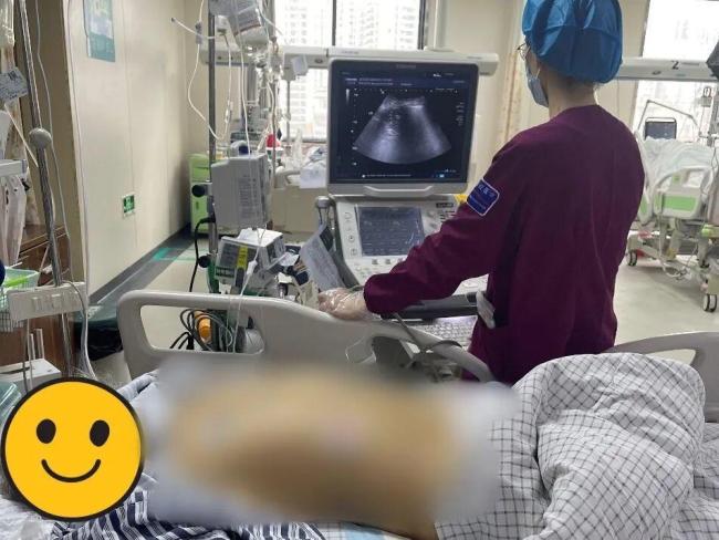 夫妻在楼道养鸡双双重症肺炎住进ICU