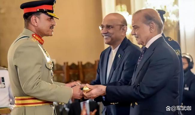 巴基斯坦总统访华现场画面 中国造无人叉车引关注