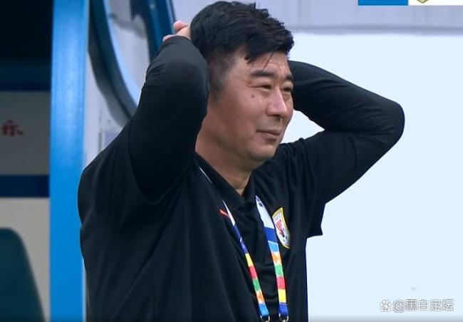韩鹏危险！一场惨败惹怒球迷，仅8轮被喊下课，昔日情分荡然无存