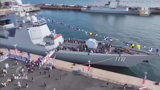 三亚两艘现役舰艇面向公众开放 海军实力展示