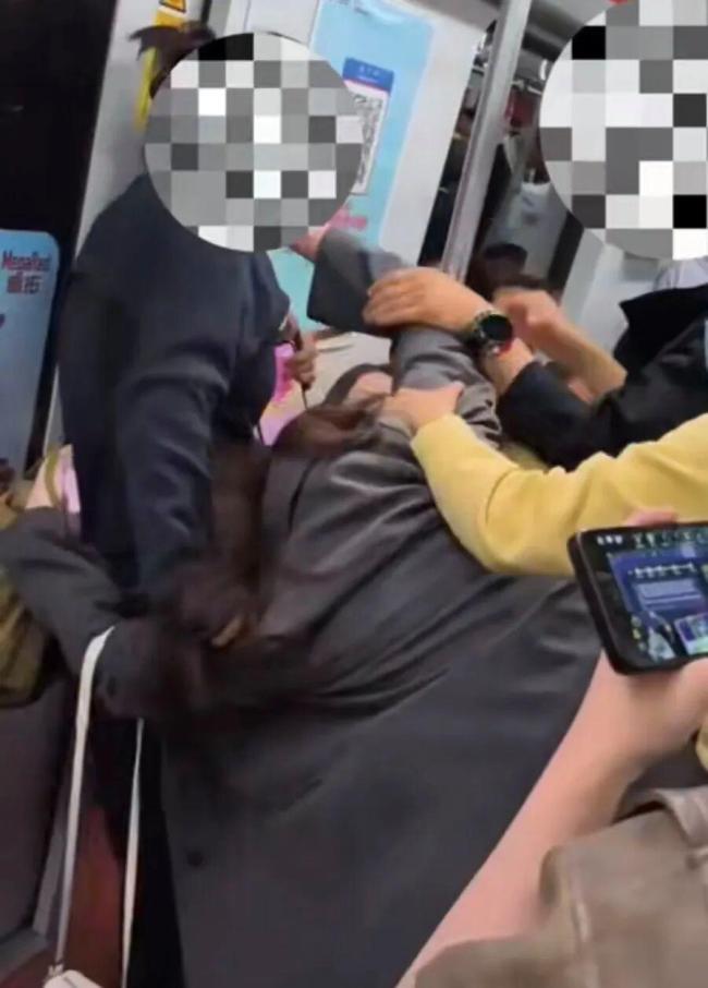 两女子地铁上发生肢体冲突 因拥挤碰撞升级