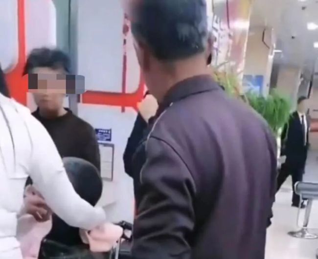女子称带亲属到银行取钱被拒 银行冷漠引发争议