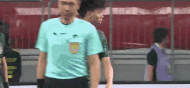 争议？19岁王钰栋提前结束谢场 怒摔水瓶！5场0球后他5次情绪失控 红星失态引热议