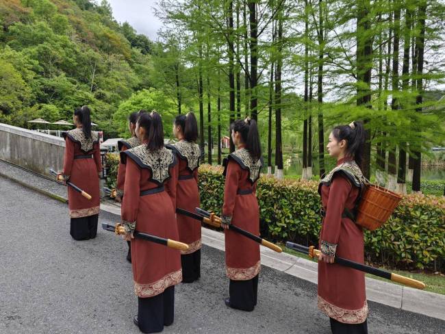 临安古风“女侍卫”巡街 95后女侠护古城