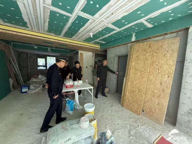 一业主涉嫌违规加装室内电梯 引发全楼安全担忧