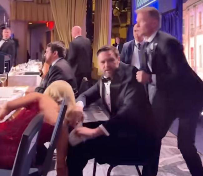 特朗普回应为何先救万斯 特勤优先保护引发争议