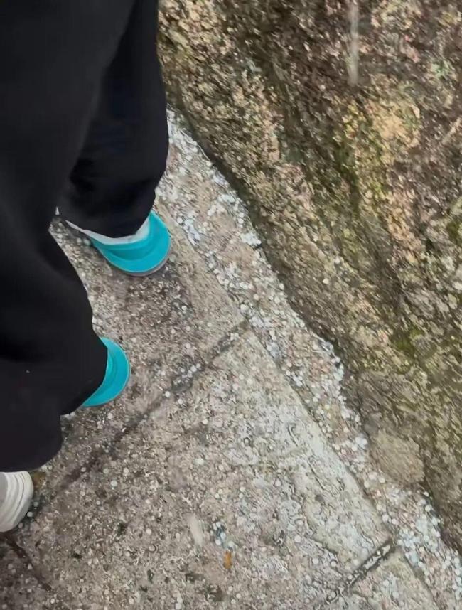 游客爬黄山时遇冰雹：值回票价 罕见天气增添惊喜