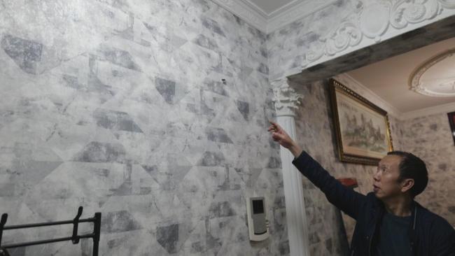 业主家中墙壁被“穿孔” 物业回应 电梯施工所致争端升级