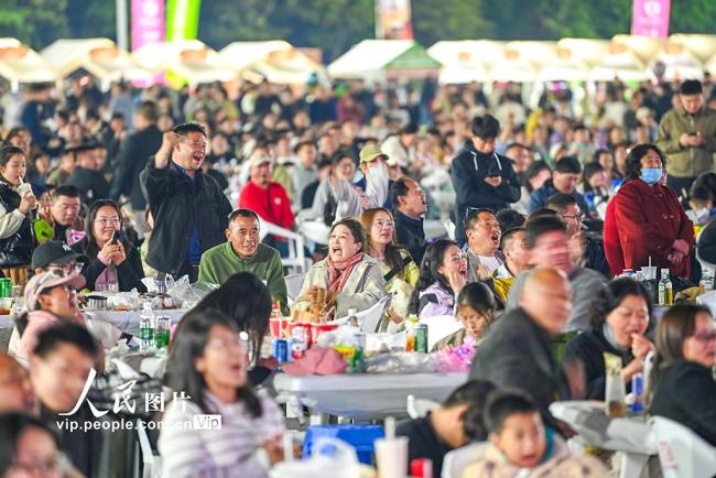 江苏宿迁：“苏超”赛事点亮“夜经济”