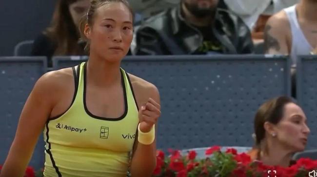 郑钦文成功破发莱巴金娜