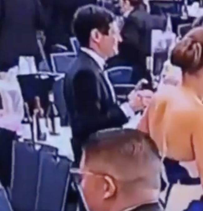 特朗普逃离枪击现场有人还在偷酒 疏散中顺走酒瓶