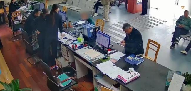 70岁老人办假证求职 改年龄被识破