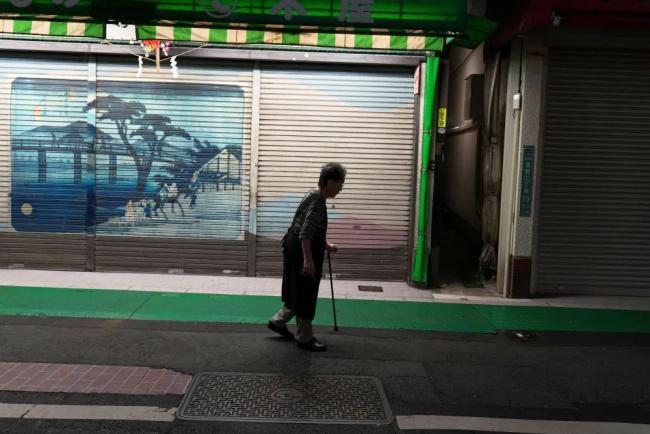 日本一年7万多独居者在家中去世 老龄化社会的警钟