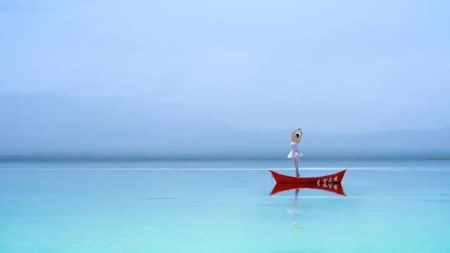 茶卡盐湖心形积木雕塑被吐槽 审美争议引发热议