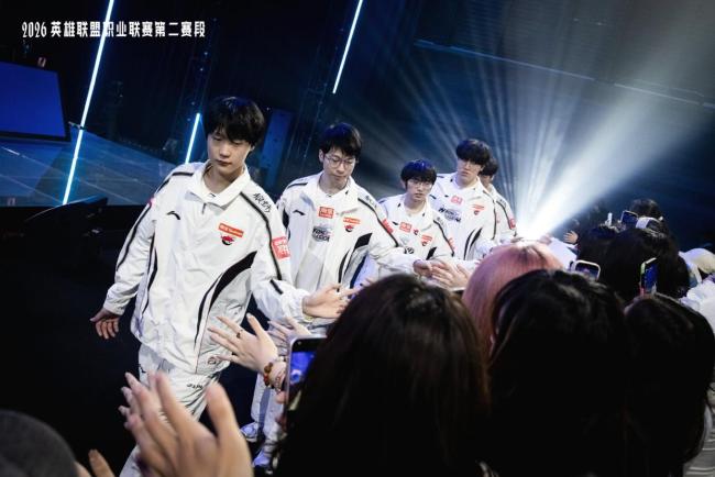 WE对战JDG 悬念不大对决