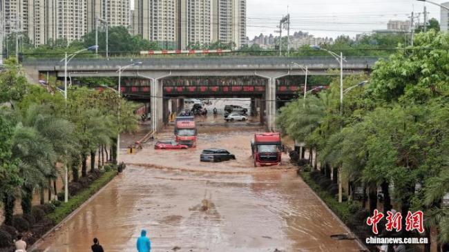 广西钦州暴雨致城区内涝严重 交通供水受影响