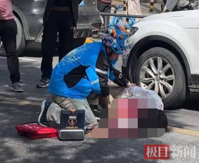 背着AED送外卖的小哥到大会堂领奖了 新时代青年先锋奖获得者