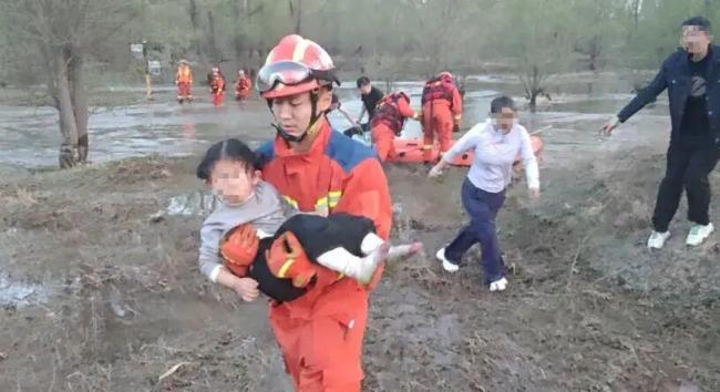 水库放水21人被困 有人爬树避险 消防紧急救援