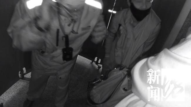老人地铁站内突然瘫倒 众人合力救援 爱心接力挽救生命