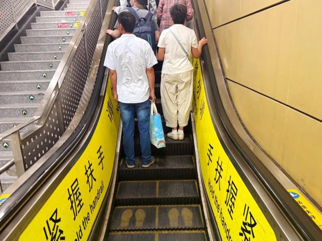 多地已不再提倡自动扶梯左行右立 安全为重