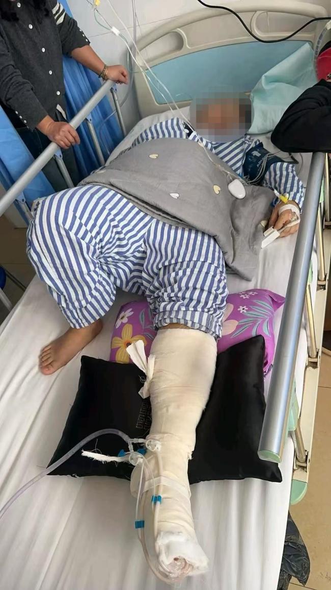 女子边充电边玩手机遭电击多处受伤 警惕劣质充电器风险