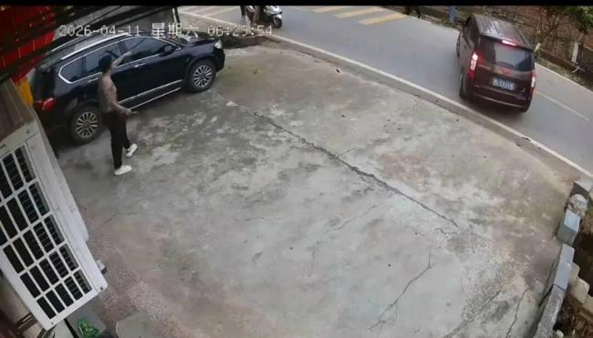 搏斗被歹徒咬掉鼻子老人从小是孤儿 英勇行为感动社会