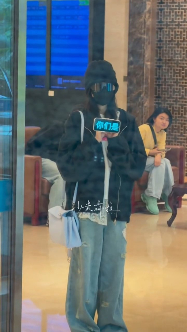 白鹿举灯牌感谢粉丝