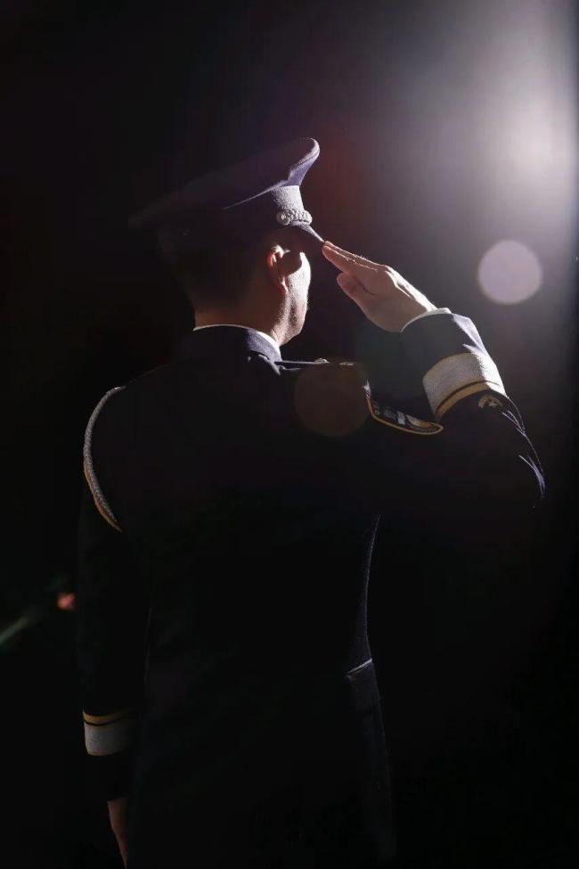 儿子给缉毒警爸爸画画没有画脸 英雄要藏好的