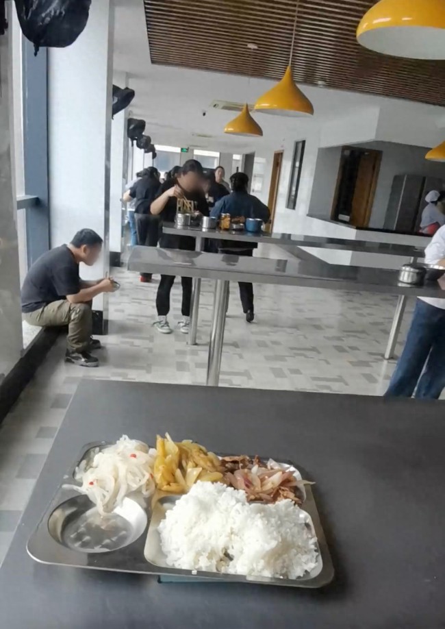 公司食堂無(wú)座椅員工站著吃飯 內(nèi)部管理引爭(zhēng)議