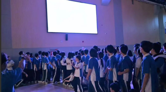 同学暖心策划 男生爆哭 梦想重启
