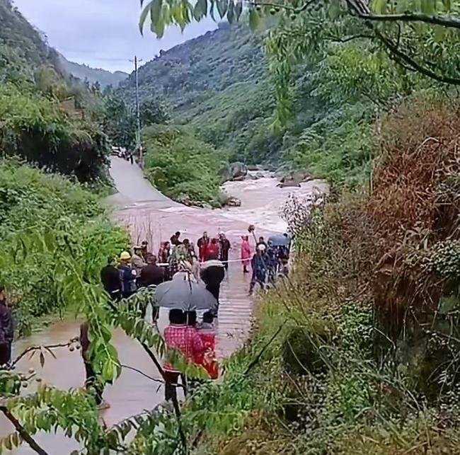 家长接俩孩子放学掉入溪沟 雨天悲剧敲响警钟