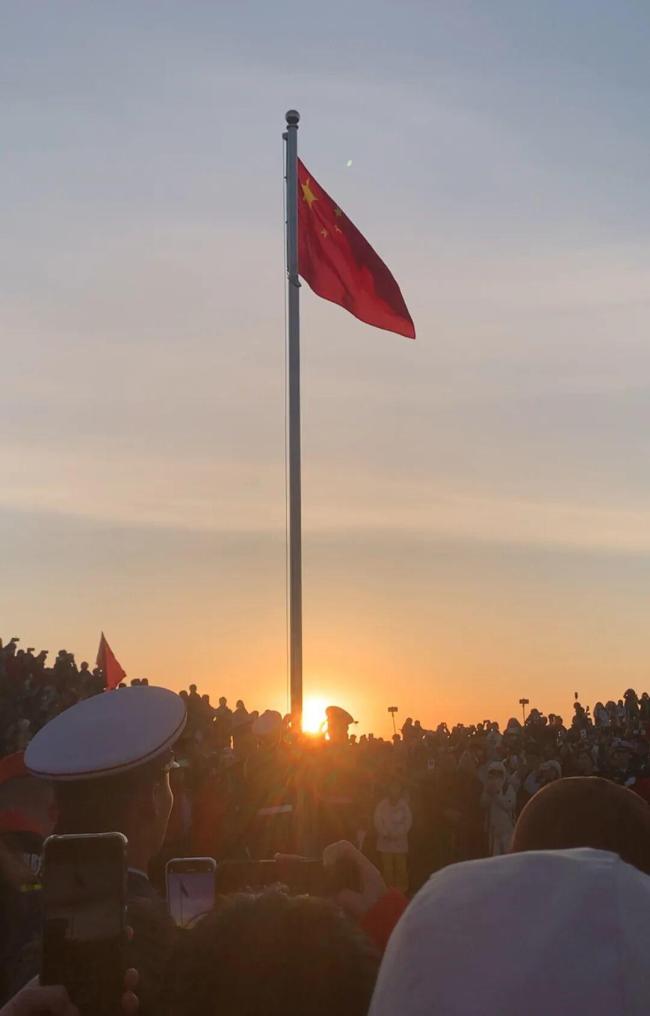 泰山之巅挤满看日出的人 壮观日出与升旗同框