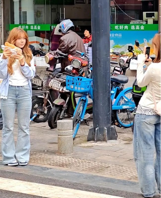 游客提着行李箱直冲洛阳小街吃美食 错峰出游体验地道风味