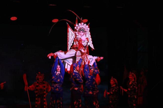 戏曲演员流血不止坚持完成演出 敬业精神感动观众