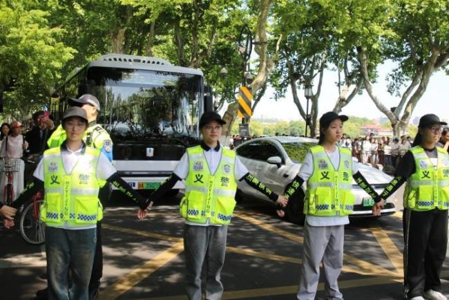 西湖断桥边这面人墙为何年年被点赞 最美人墙三周年
