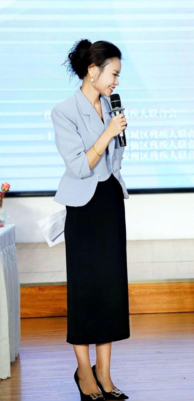 绵阳知名主持人熹菲去世 抗癌斗士生命谢幕