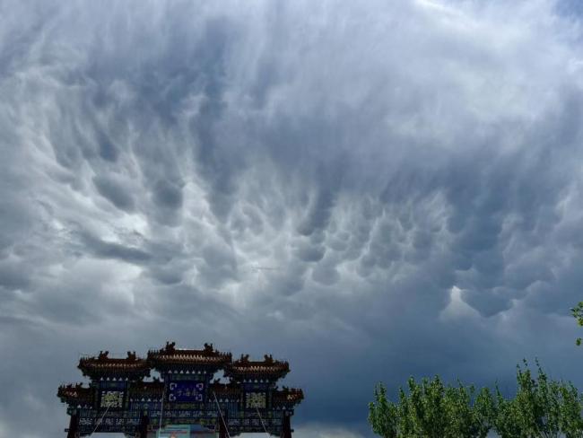 北京雨后出现乳状云